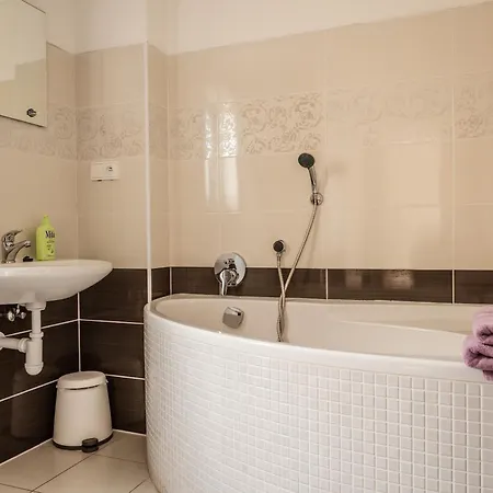 Statek U Dubu Svojetin